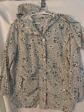 Floral Leopard Print Hooded Raincoat Jacket in Green and White